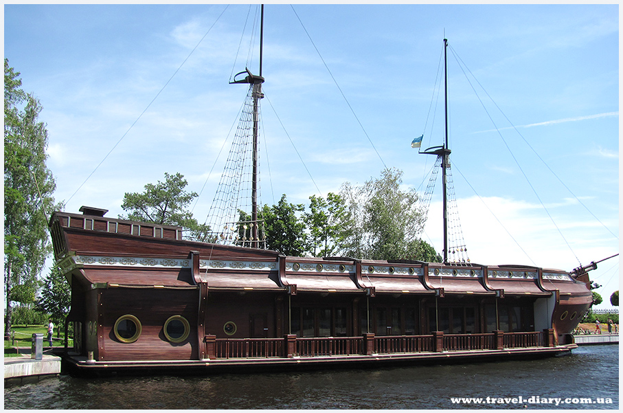 Корабль ресторан в Межигорье